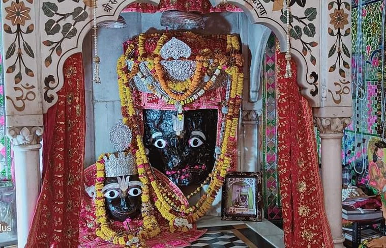 चित्रकूट में भगवान कामतानाथ का दिव्य विग्रह। श्रद्धालु यहां भगवान कामतानाथ के दर्शन कर कामदगिरि पर्वत की परिक्रमा लगा रहे हैं।