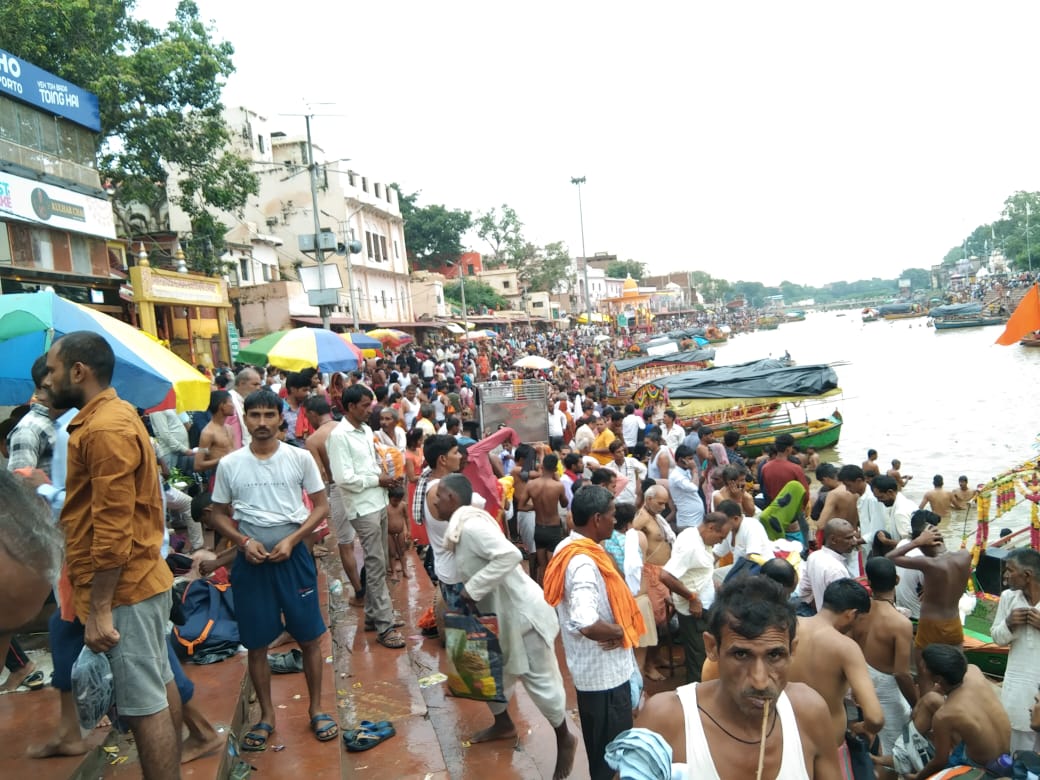 अमावस्या पर बड़ी संख्या में भक्त मंदाकिनी में डुबकी लगाने पहुंचे। देशभर से करीब 40 लाख से ज्यादा श्रद्धालु पहुंचते हैं। इस बार संख्या बढ़ने का अनुमान है।
