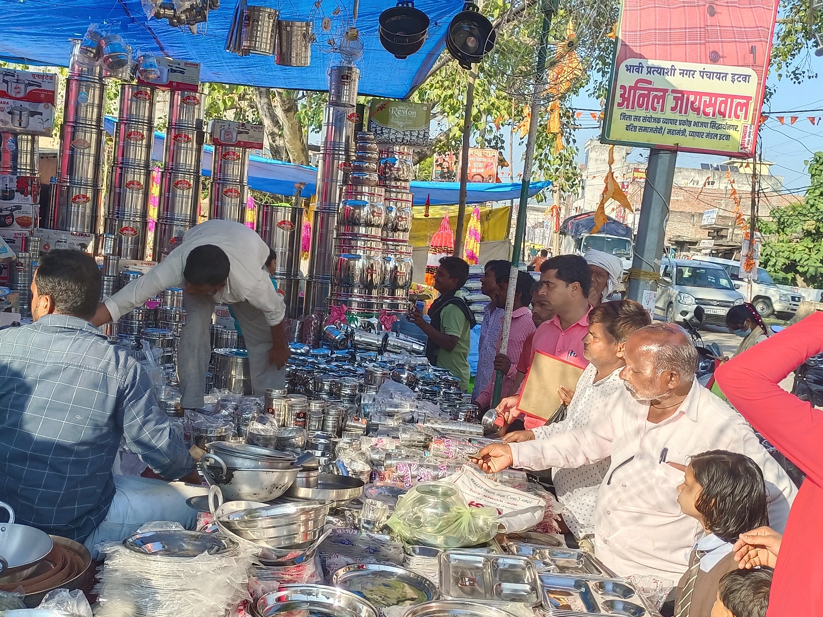 Shopping started in the morning, there was a rush of buyers in the evening, there was a lot of excitement