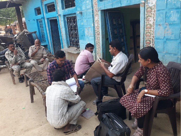 डेयरी पर दबिश के दौरान फूड सेफ्टी अफसर एवं पुलिस जवान। - Dainik Bhaskar