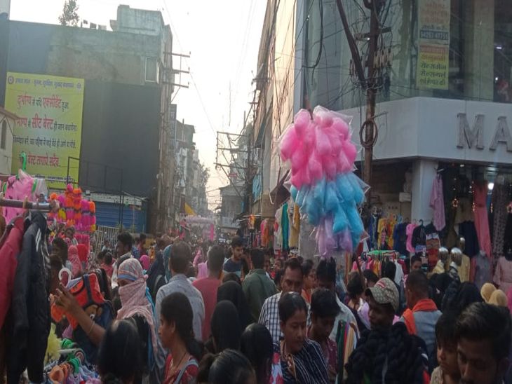 इमामबाडा क्षेत्र में भी भारी भीड़।