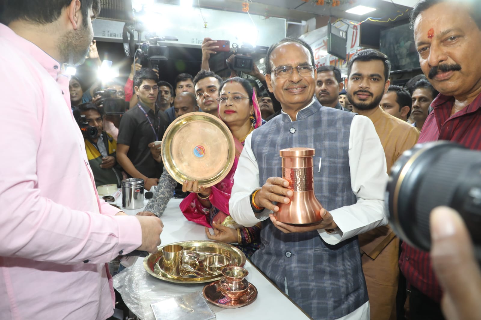 बाजार में धनतेरस पर बर्तन खरीदते सीएम शिवराज
