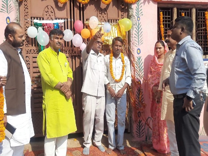 हितग्राहियों को गृह प्रवेश करते जनप्रतिनिधि। - Dainik Bhaskar