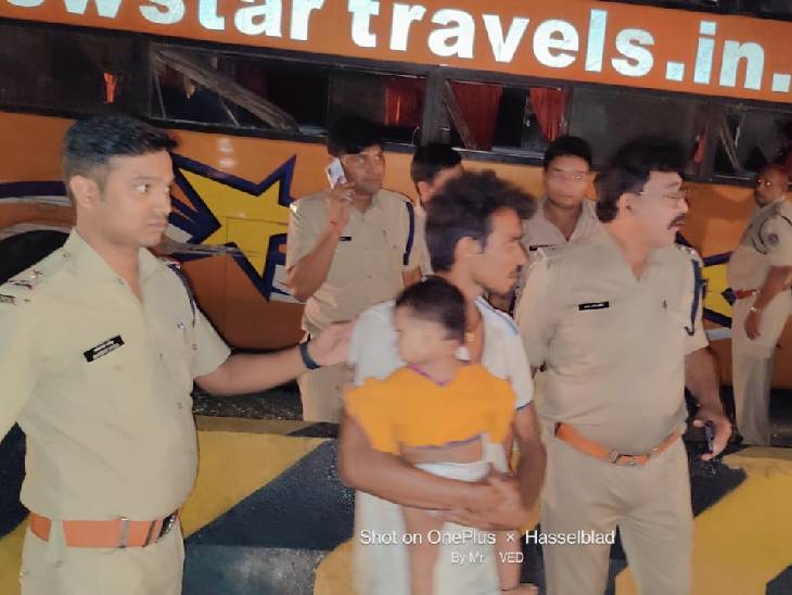 हादसाग्रस्त बस - Dainik Bhaskar