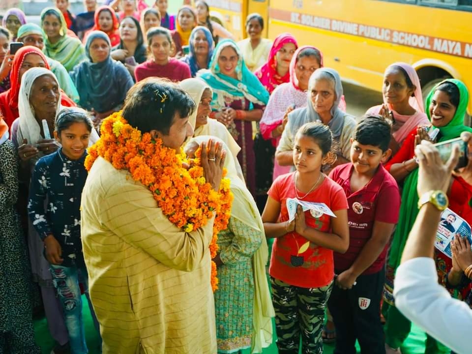 लोगों से मिलते नेता प्रतिपक्ष मुकेश अग्निहोत्री।
