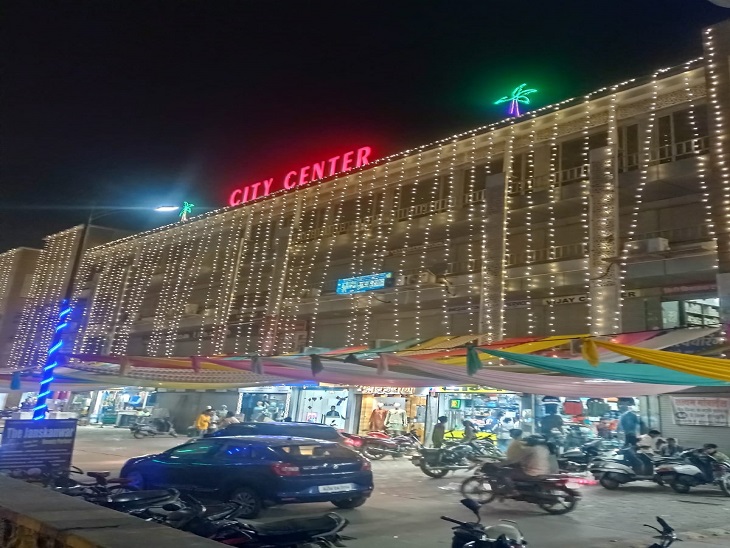 सवाई माधोपुर रेलवे स्टेशन के पास स्थित सिटी सेंटर मॉल पर की गई सजावट और लाइटिंग।