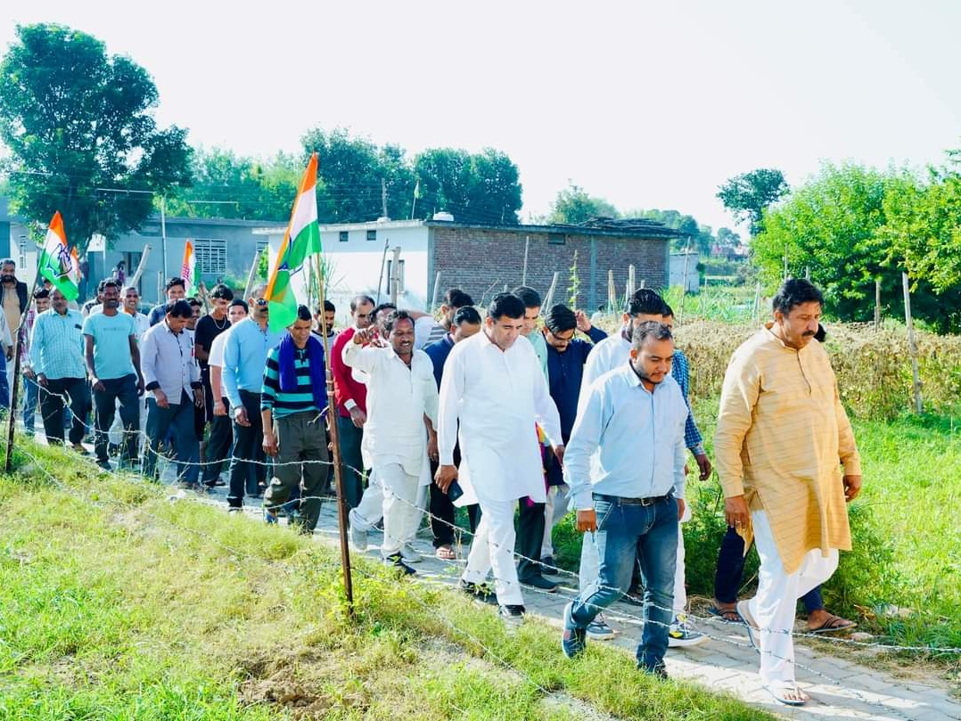 कार्यकर्ताओं के साथ प्रचार के लिए जाते मुकेश अग्निहोत्री।