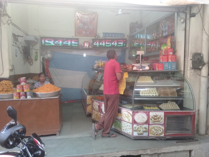 सवाई माधोपुर के पुराने शहर में सजी मिठाई की एक दुकान।