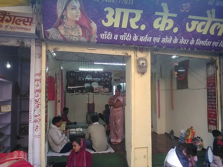 सोने चांदी के जेवरात खरीदते लोग।