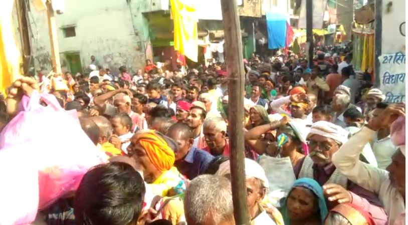 बुंदेलखंड क्षेत्र के हजारों श्रद्धालु चित्रकूट में भगवान कामतानाथ के दर्शन और मंदाकनी में दीपदान करने बाद ही अपने घर में दीपावली मनाते हैं। नरक चौदस यानी छोटी दीपावली पर हजारों भक्तों ने मंदिर में दर्शन किए।