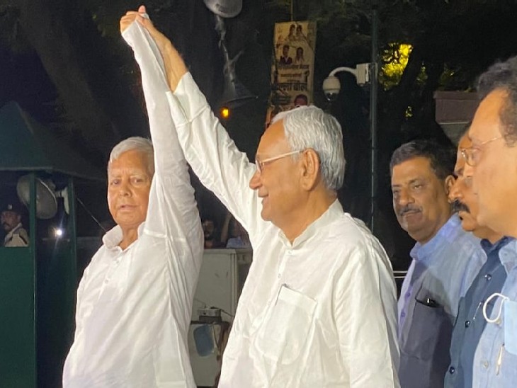 महागठबंधन की सरकार बनने के बाद लालू प्रसाद और नीतीश कुमार।