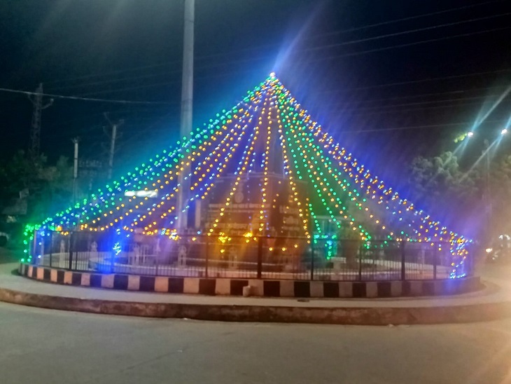 सवाई माधोपुर सर्किल पर की गई सजावट और लाइटिंग।
