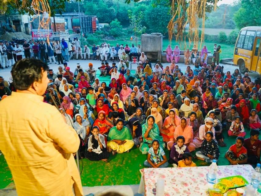 नुक्कड़ सभा को संबोधित करते नेता प्रतिपक्ष मुकेश अग्निहोत्री। - Dainik Bhaskar