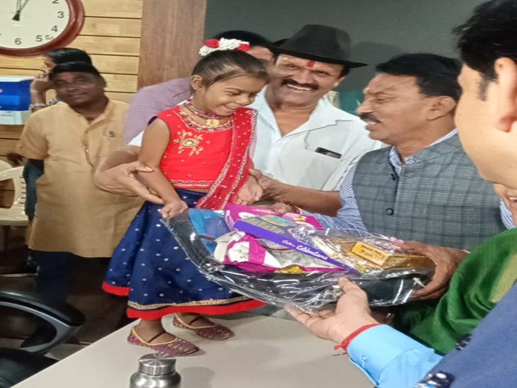 नन्हीं बालिका को दुलार करते मंत्री सिलावट व पूर्व विधायक सुदर्शन गुप्ता।