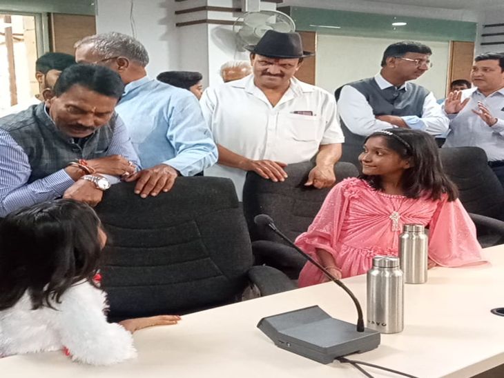 बच्चों से हालचाल पूछते नेता व अधिकारी।