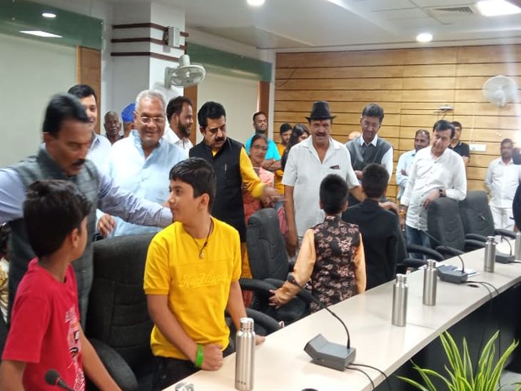 सभी जनप्रतिनिधयों ने बच्चों को दिलाया भरोसा कि सरकार तुम्हारे साथ हैं।