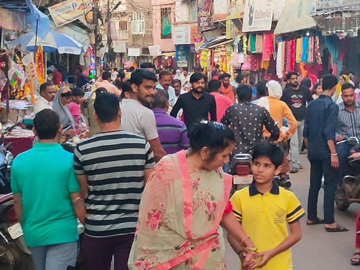 दीवाली की खरीददारी के लिए बाजार में काफी भीड़ रही। - Dainik Bhaskar