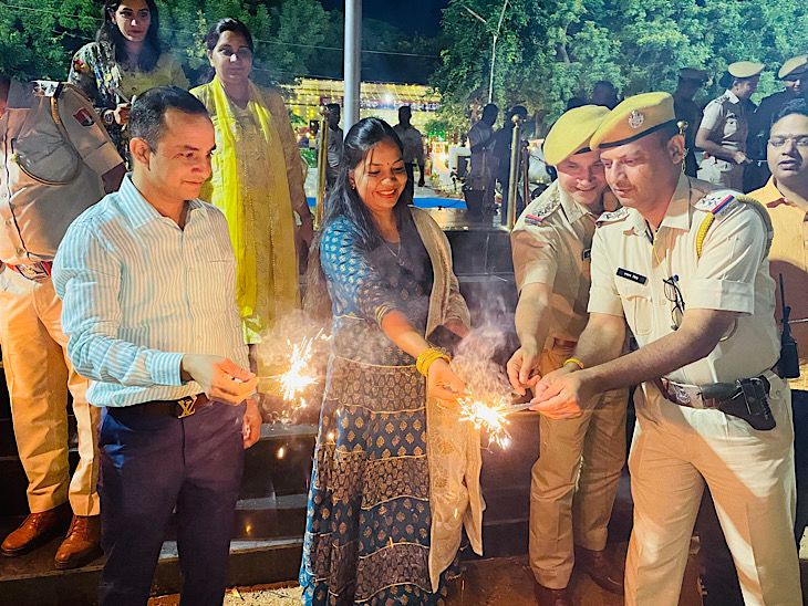 एसपी चुनाराम जाट व उनकी धर्मपत्नी ने अन्य जवानों के साथ पटाखे जलाकर मनाई दीपावली।