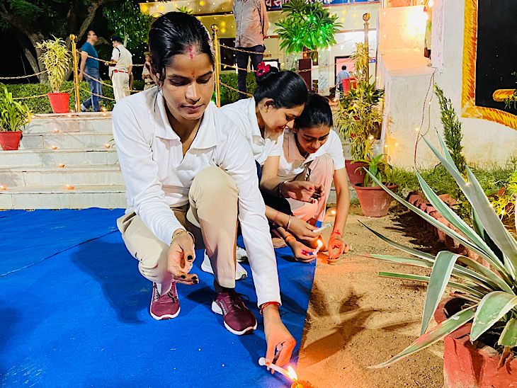 पुलिस के जवानों ने पुलिस लाइन में अलग-अलग जगह पर दिए जलाएं।