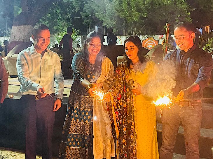 एसपी चुनाराम जाट व एडिशनल एसपी विकास सांगवान ने परिवार के साथ मनाई दीपावली।