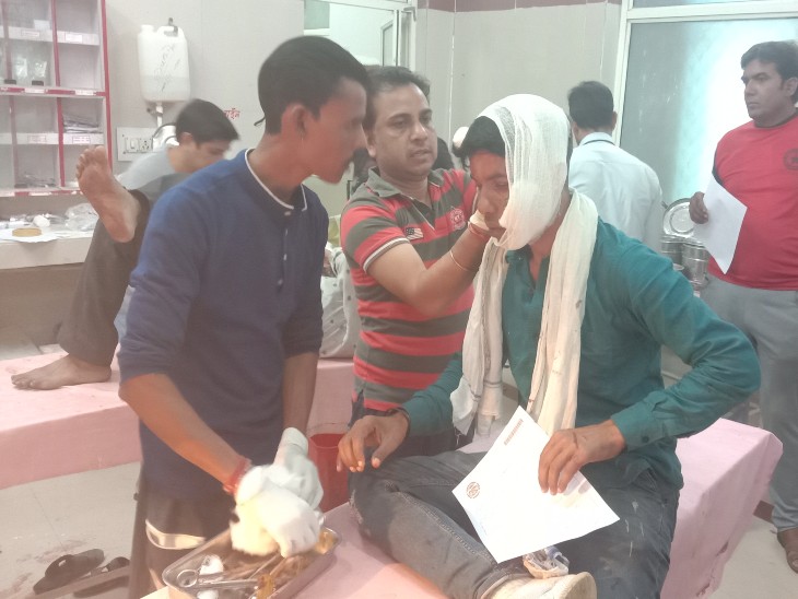 जिला अस्पताल में घायलों का इलाज किया गया।