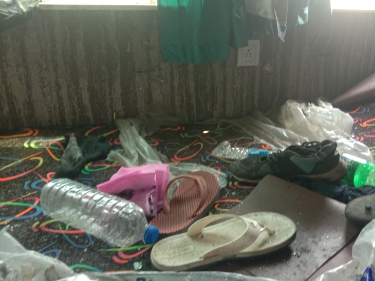 बस में सवारियों का सामान बिखरा हुआ था।