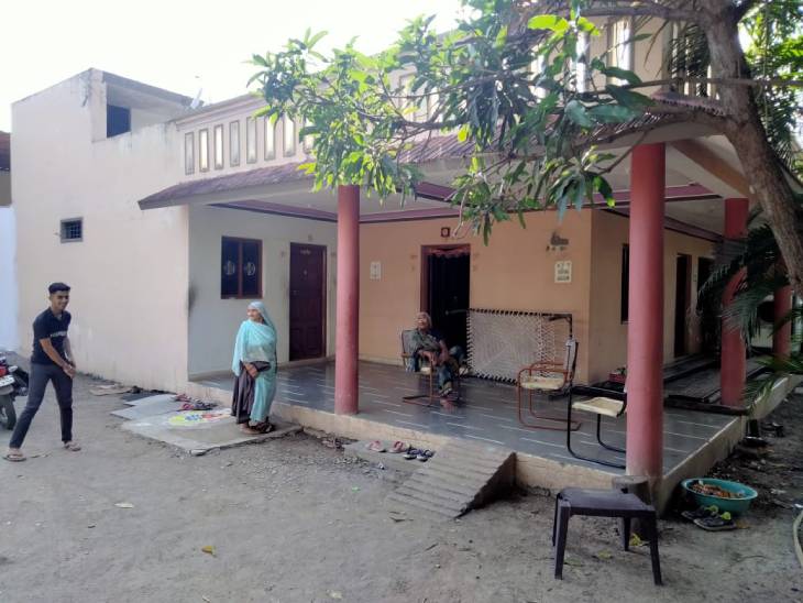 इंदौर के नजदीक कैलोद में लांस नायक अचल पटवारी का घर। कैलोद से अब तक 200 से ज्यादा युवा आर्मी में जा चुके हैं। अचल के दादा गांव के पहले आर्मी मेन थे।