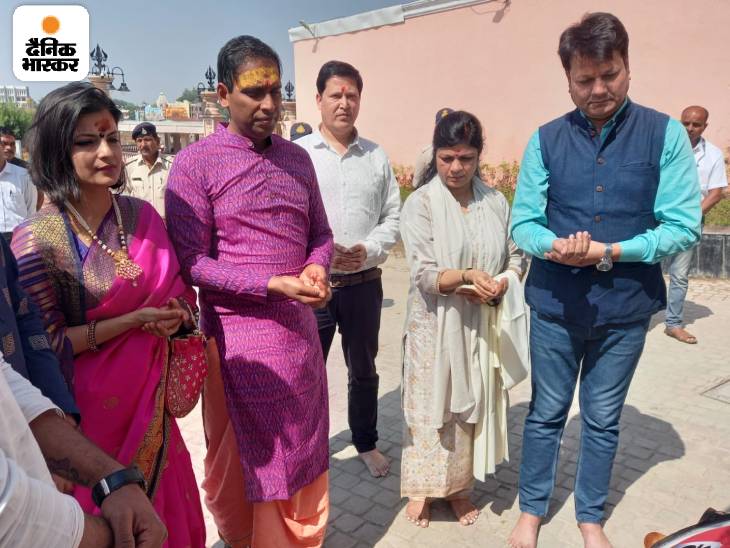 कलेक्टर के साथ उनकी पत्नी भी थीं। भास्कर कॉर्पोरेट ऑफिस के COO (ऑपरेशंस) राकेश गोस्वामी ने गाड़ियों की चाबियां कलेक्टर को सौंपी।