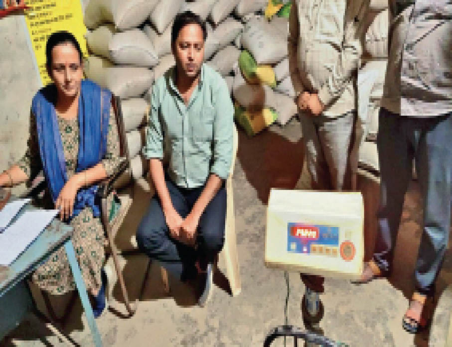 अशोकनगर में जांच करती दतिया की टीम। - Dainik Bhaskar