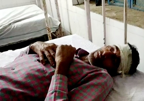 बदमाशों की फायरिंग में व्यापारी के चालक को भी गोली लगी है।
