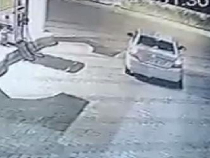 पेट्रोल पंप के CCTV कैमरे में रिकॉर्ड बदमाशों की कार।