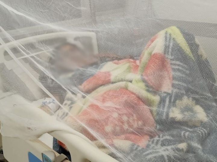 महिला को जब परिजनों ने निजी अस्पताल में इलाज के लिए ले गया तो उन्होंने इलाज करने से मना कर दिया। इसके बाद परिजन उसे मेडिकल कॉलेज लेकर पहुंचे। यहां महिला का इलाज चल रहा है।