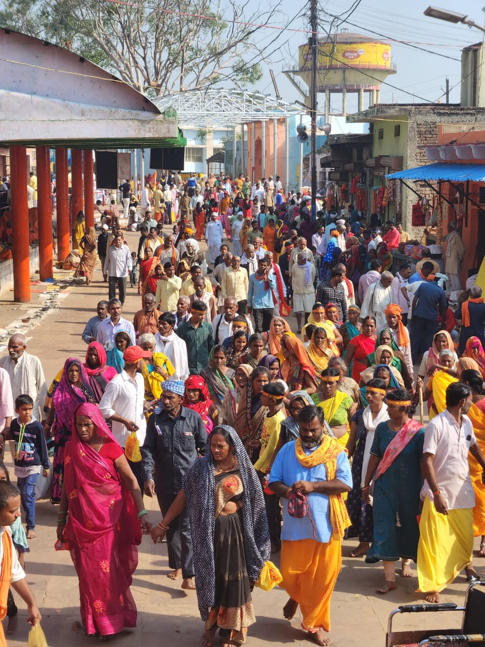 भगवान कामतानाथ की परिक्रमा लगाने के लिए हजारों श्रद्धालु चित्रकूट पहुंचे। यहां देशभर से लाखों श्रद्धालु आते हैं।