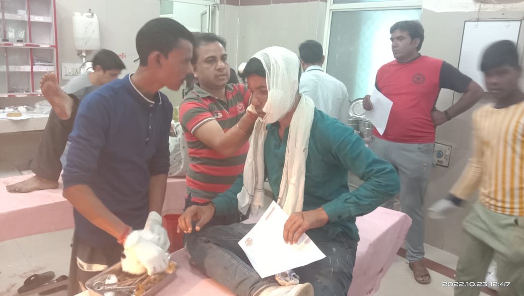 गुना के पास बस के पलट जाने से यात्री घायल हो गए। सभी घायल यात्रियों का अस्पताल में इलाज किया जा रहा है।
