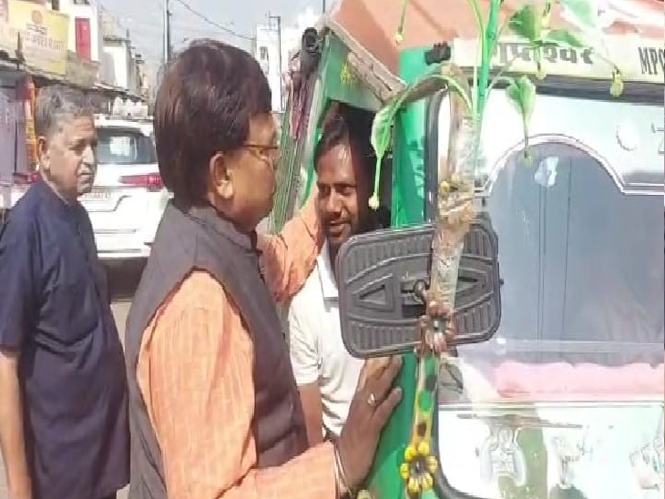 सड़क पर टेंपो चालक का हाल चाल जानते सिंधिया समर्थक मंत्री