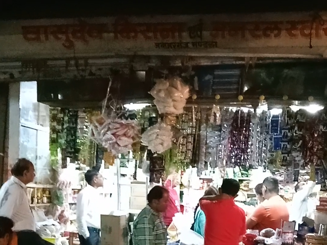 फुल्की की सामग्री बेचने वाली दुकानों पर प्रशासन ने की पूछताछ।