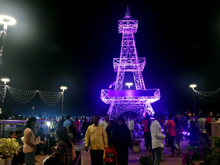 दिवाली से एक दिन पहले यानी रविवार को मुंबई में गिरगांव चौपाटी पर बना एफिल टॉवर रोशनी में जगमगाता नजर आया।