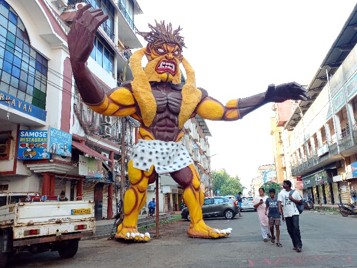 पणजी में सड़क के किनारे बना नरकासुर।