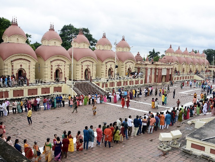 कोलकाता के दक्षिणेश्वर काली मंदिर में मां के दर्शन के लिए लंबी कतारें नजर आईं।