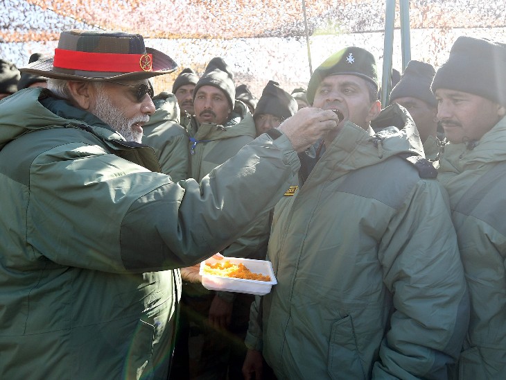 पीएम मोदी ने करगिल में जवानों को मिठाई खिलाकर मनाई दिवाली।