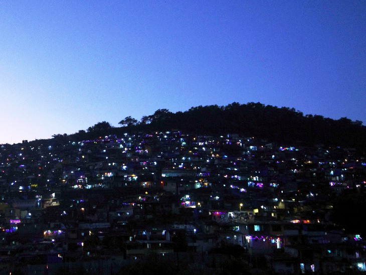 सोमवार को मुंबई के घाटकोपर में दिवाली त्योहार पर एक झुग्गी-झोपड़ी का इलाका जगमगा उठा।