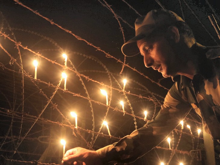 भारत-बांग्लादेश सीमा पर बीएसएफ के एक जवानों ने रविवार को दीये जलाकर दिवाली मनाई। तस्वीर दक्षिण दिनाजपुर जिले के बालुरघाट की है।