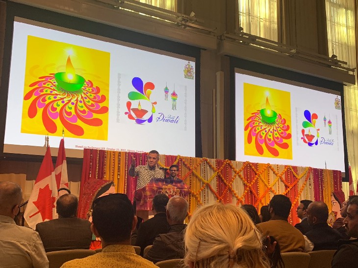 कनाडा में भी दिवाली के मौके पर खूब रौनक देखने को मिली। यहां बड़ी संख्या में भारतीय रहते हैं, इसलिए यहां दिवाली खूब धूमधाम से मनाई जाती है।