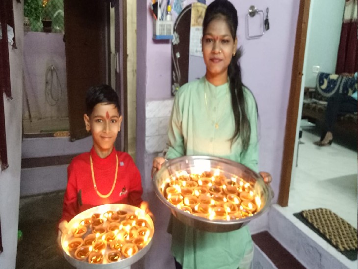 दीपावली के त्योहार के पूजन की तैयारी
