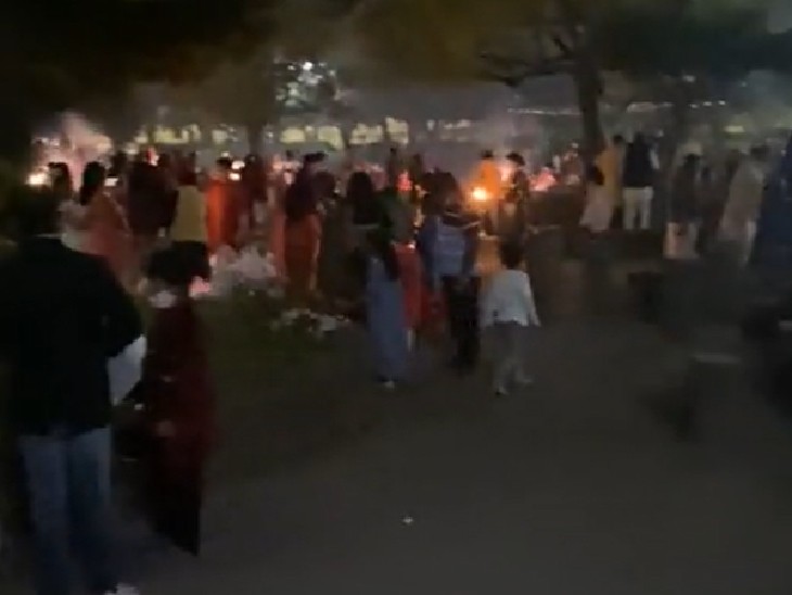 जापान के टोक्यो में दिवाली पर आतिशबाजी करते भारतीय।