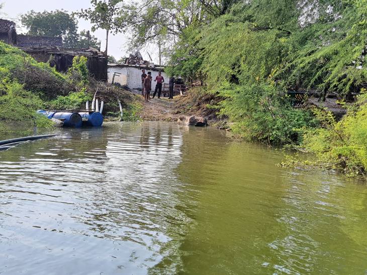 टापू पर रह रहे लोगों के लिए आने-जाने के लिए नाव ही सहारा है। यहां रहने वाले लोगों ने प्लास्टिक के दो ड्रमों की नाव बना रखी है। इसी से नर्मदा के बीच धारा तक जाते हैं। पीने का साफ पानी लाते हैं।