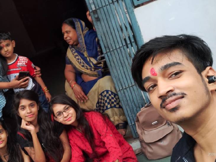 संगम प्रजापति (राइट) ने कॉमर्स से ग्रेजुएशन किया था। 13 जून की दोपहर उसने घर में ग्राउंडफ्लोर पर बने दुकान वाले कमरे में फांसी लगा ली थी।