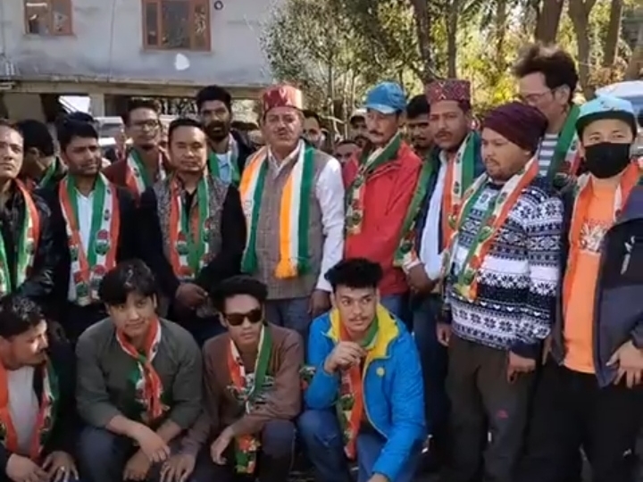 आप को छोड़ कांग्रेस में शामिल हुए कार्यकर्ता, सुंदर सिंह ठाकुर ने किया स्वागत।
