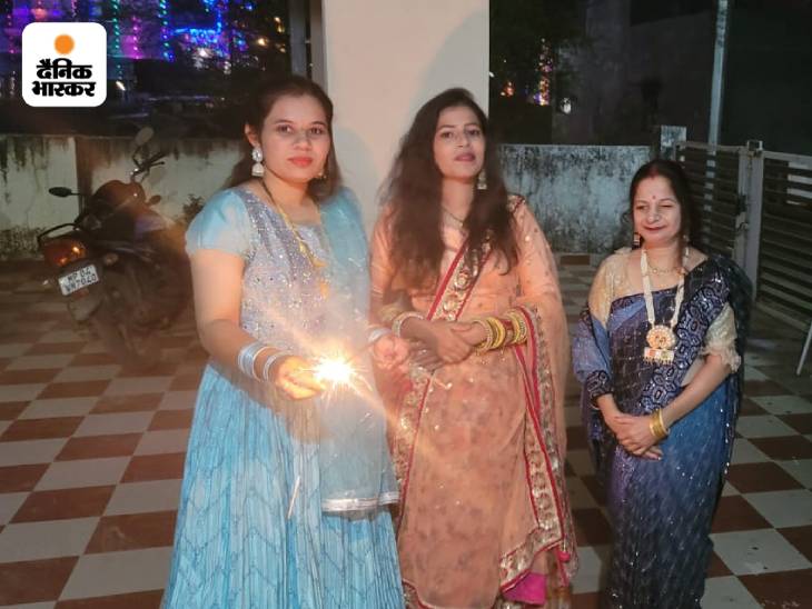 फोटो भोपाल का है। धन-धान्य की देवी मां लक्ष्मी की घर-घर पूजा हुई। इसके बाद लोगों ने आतिशबाजी की।