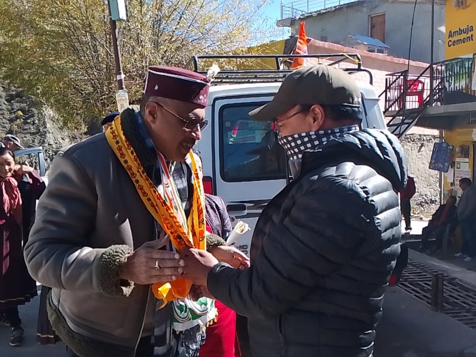 चुनाव प्रचार अभियान के दौरान कांग्रेस प्रत्याशी रवि कुमार।